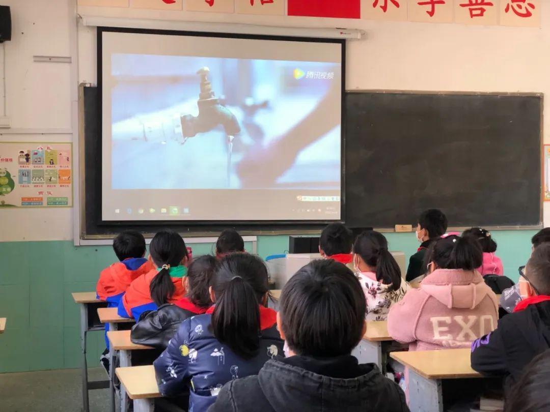 沙滩游玩的女孩们